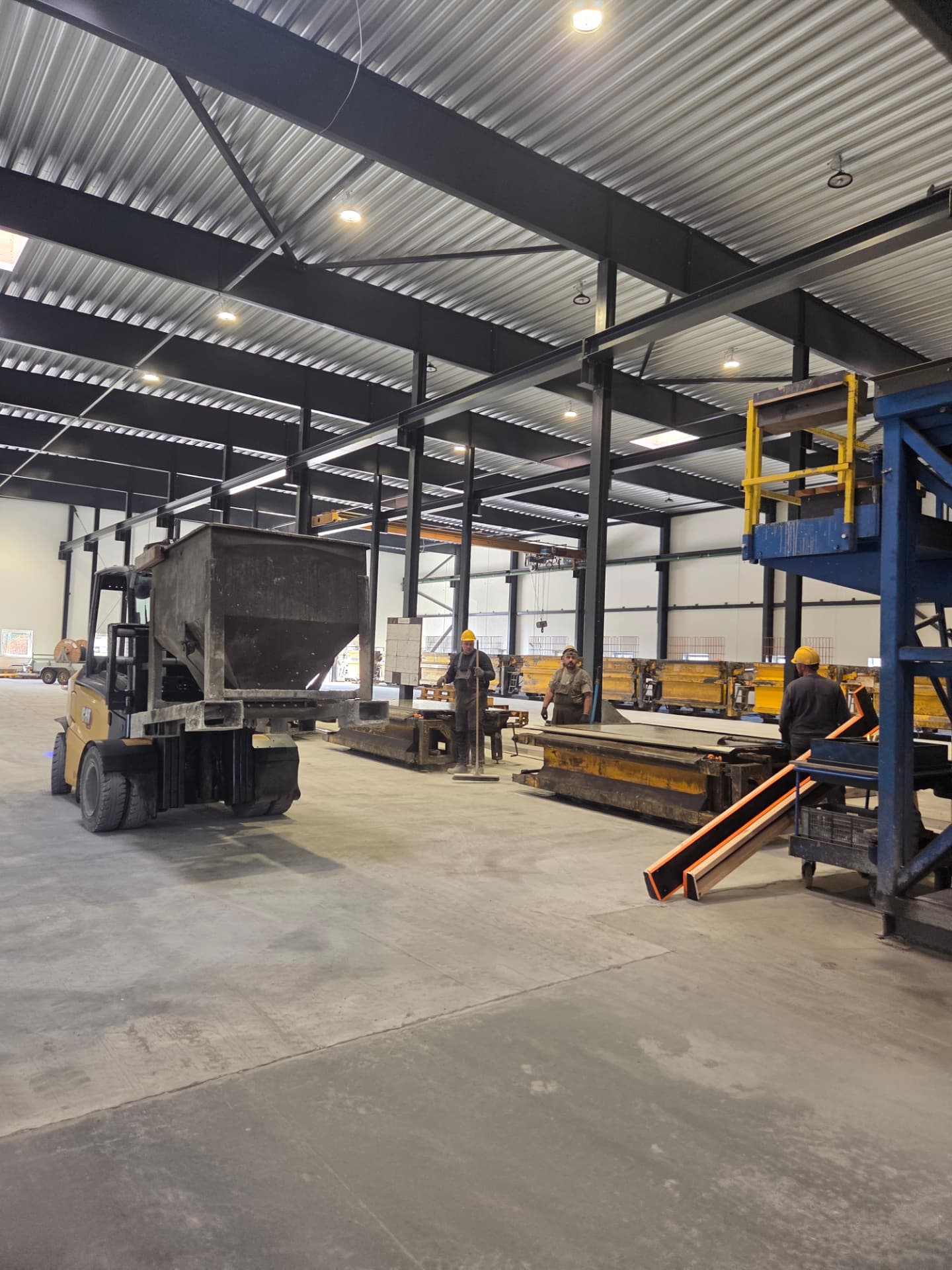 Produktionsudstyr og truck i NS Give elementers industrihal i Nørre Snede
