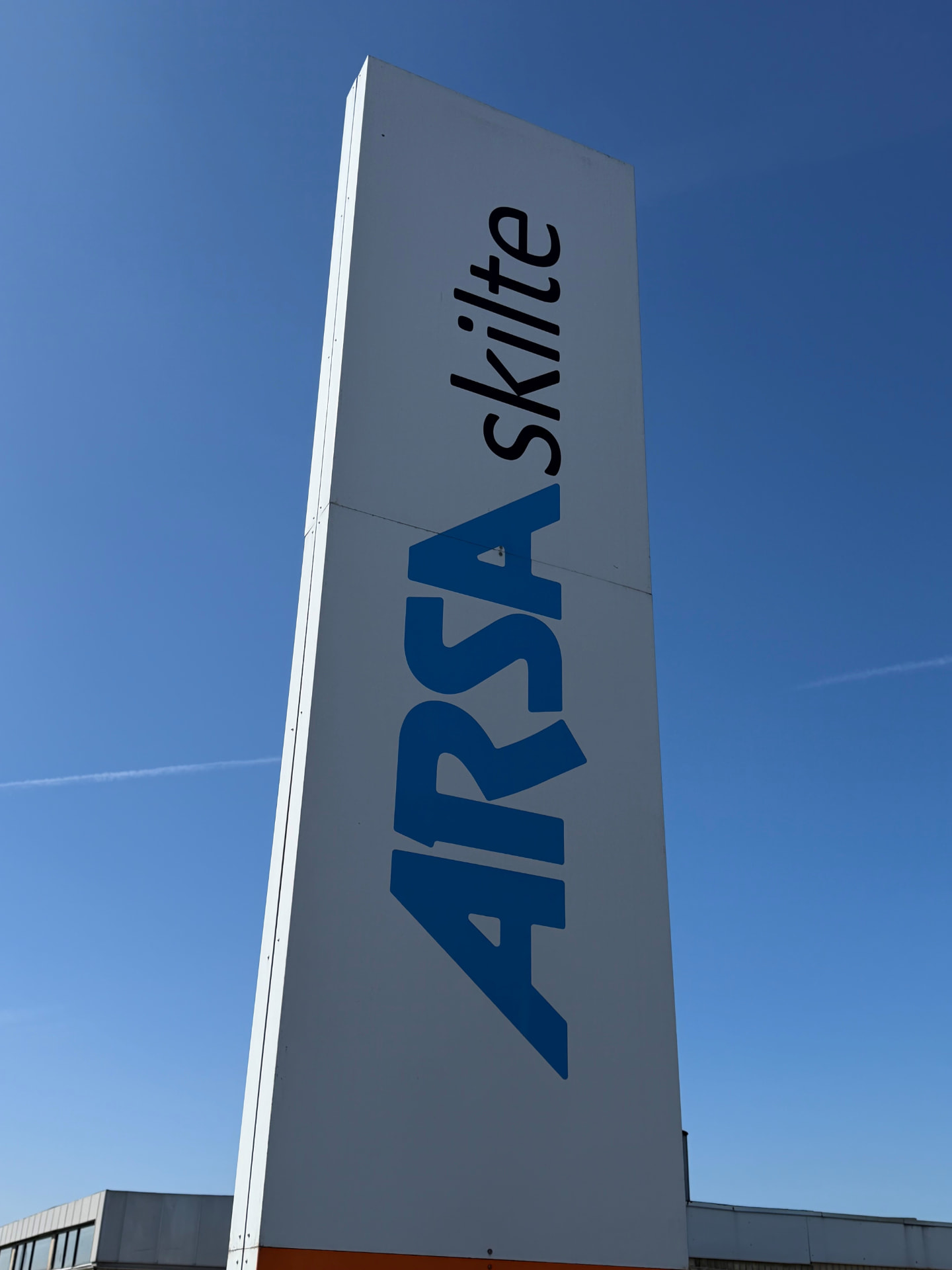 Arsa Skiltes skilt ved kontor- og lagerbygningen i Aalborg