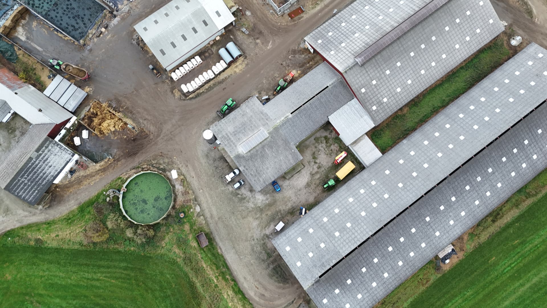 Dronefoto lige ned over landbrugets eksisterende bygninger i Blære