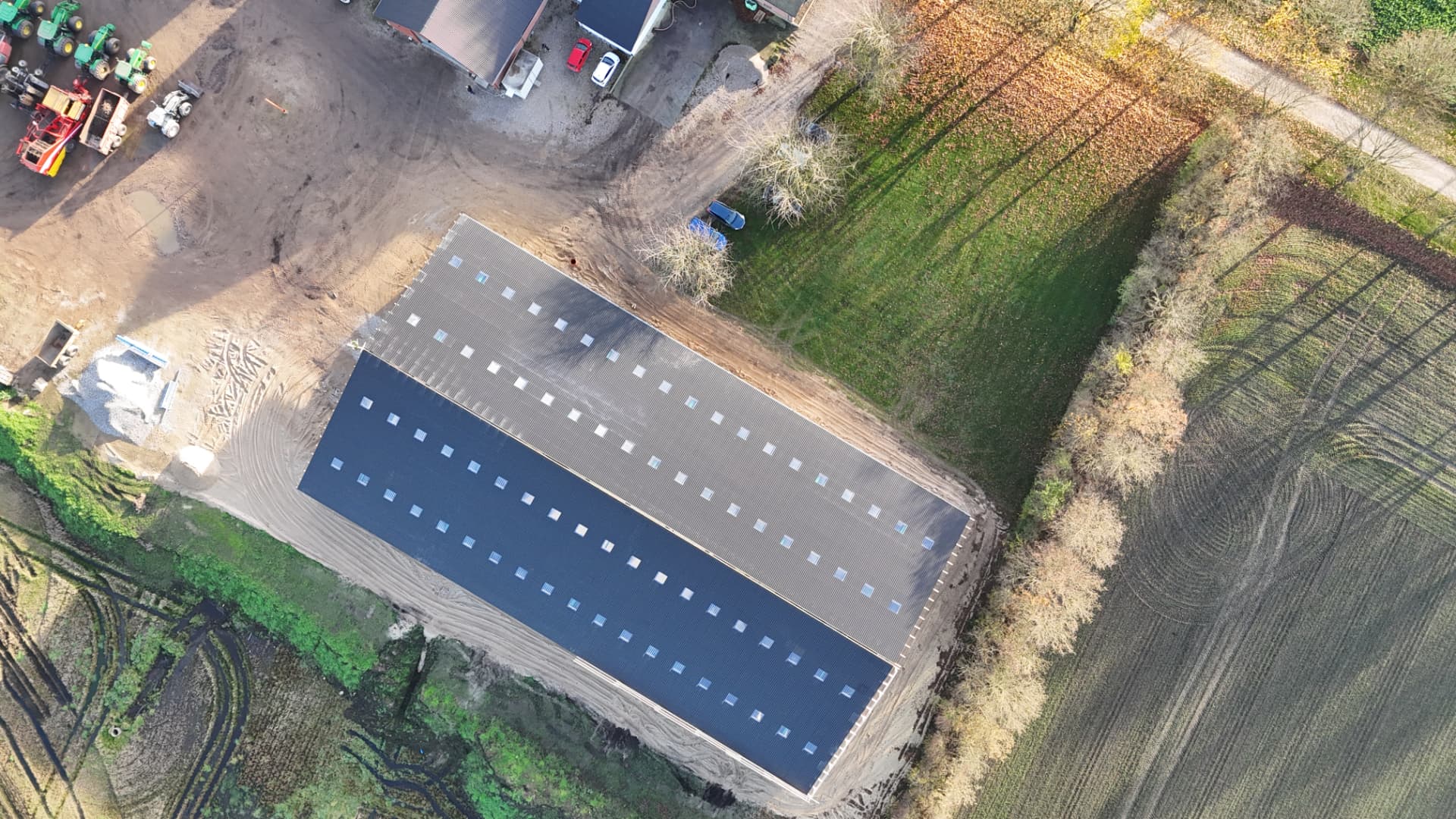 Dronefoto lige ned over taget på maskinhuset i Farsø