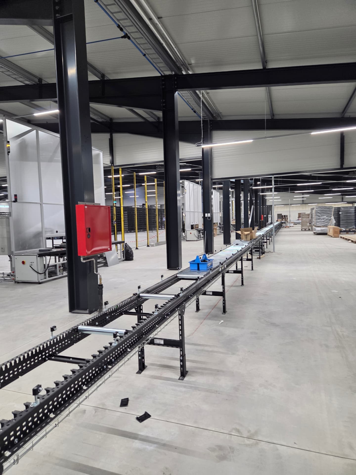 Indvendigt foto af robot- og lagerhallen i Løkken med kædebaner klar til drift