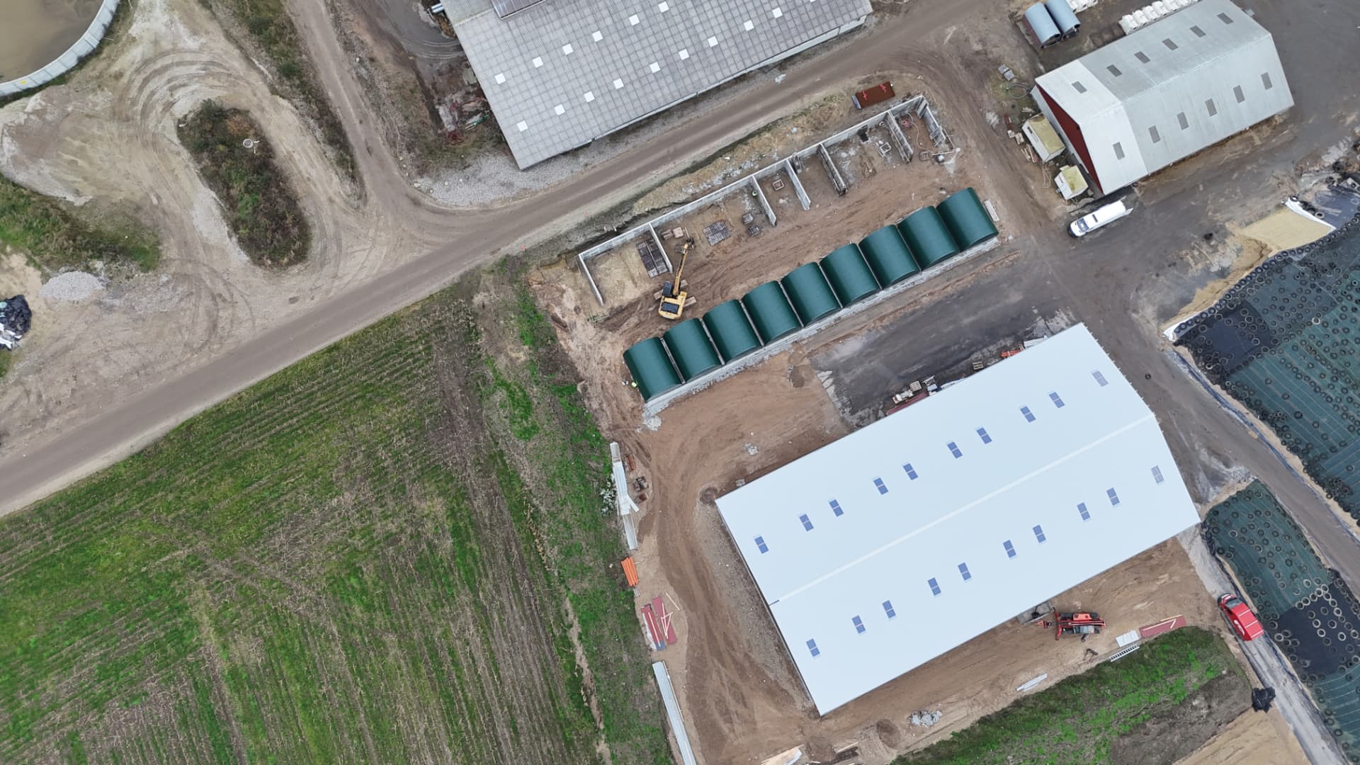 Dronefoto lige ned over taget på maskin- og halmhuset i Blære