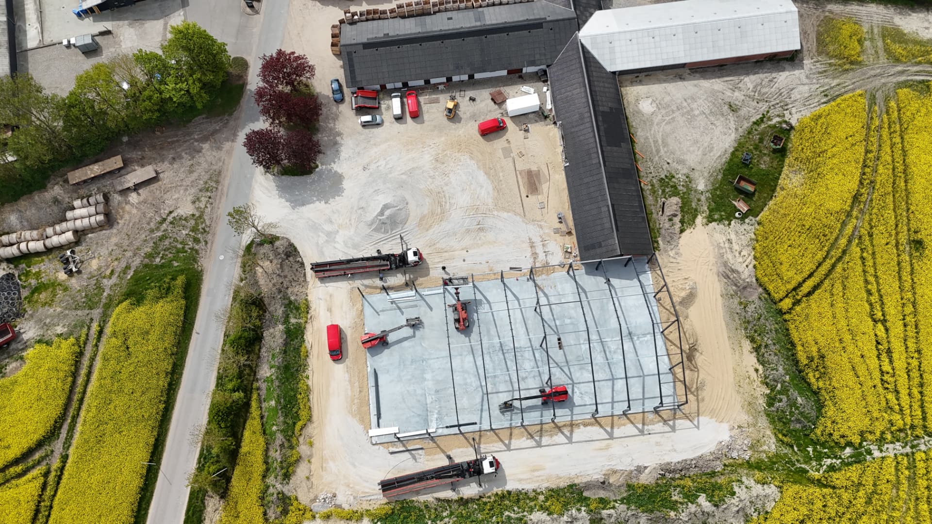 Dronefoto lige ned over kartoffelhuset i Aggersund med gulv og stålkonstruktion