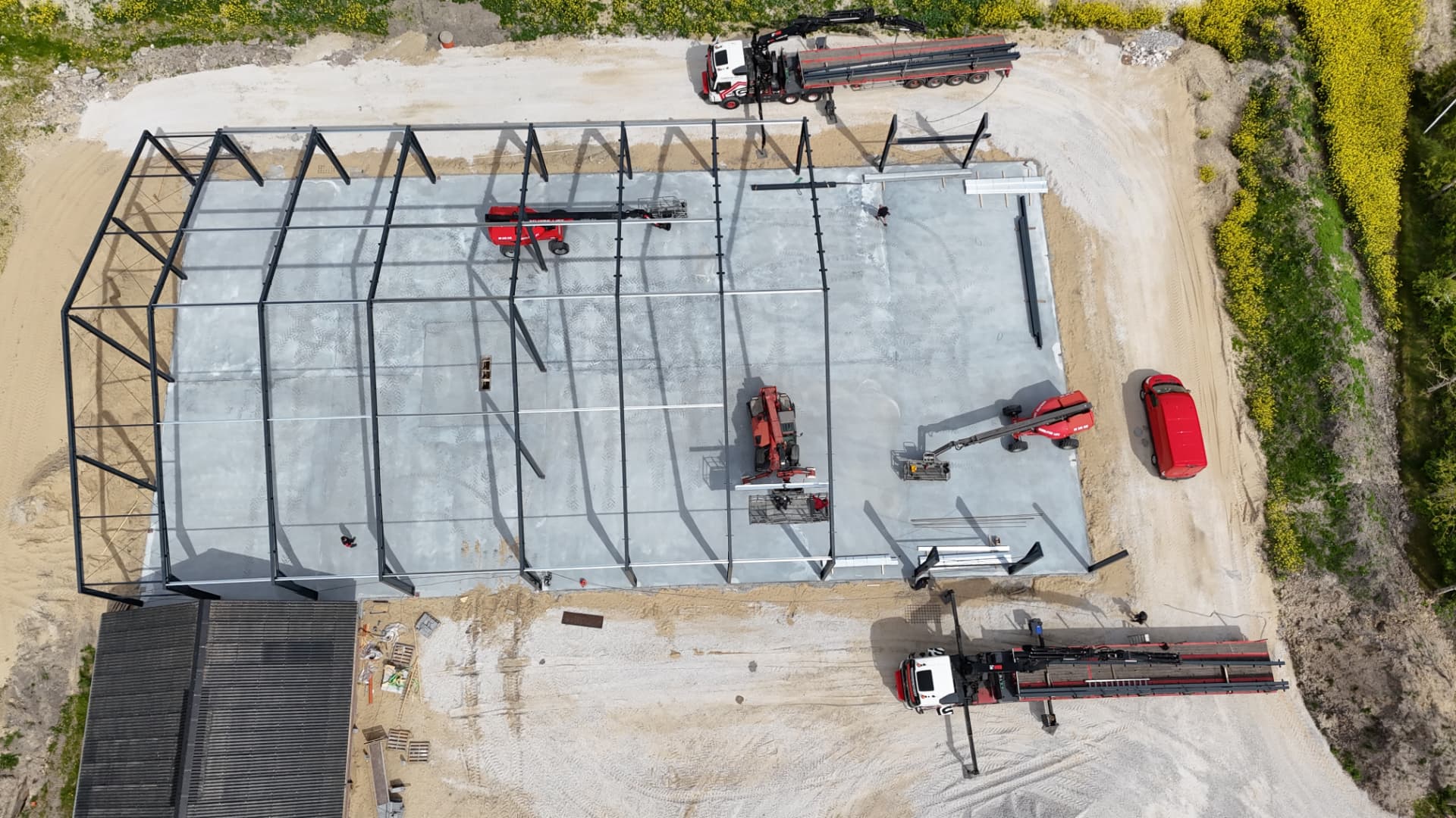 Dronefoto over kartoffelhuset i Aggersund med landbrugets bygninger og byen i baggrunden