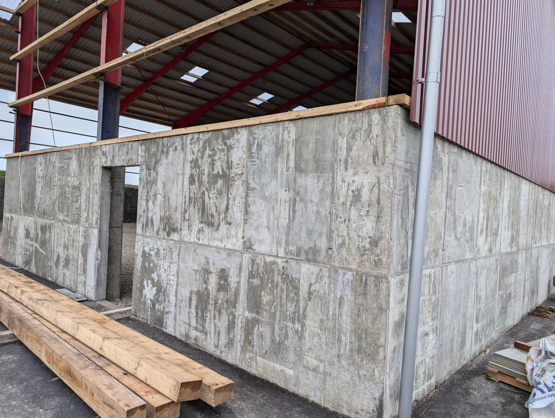Betonvæg under opførelse på maskinhuset i Blære med stålbjælker over